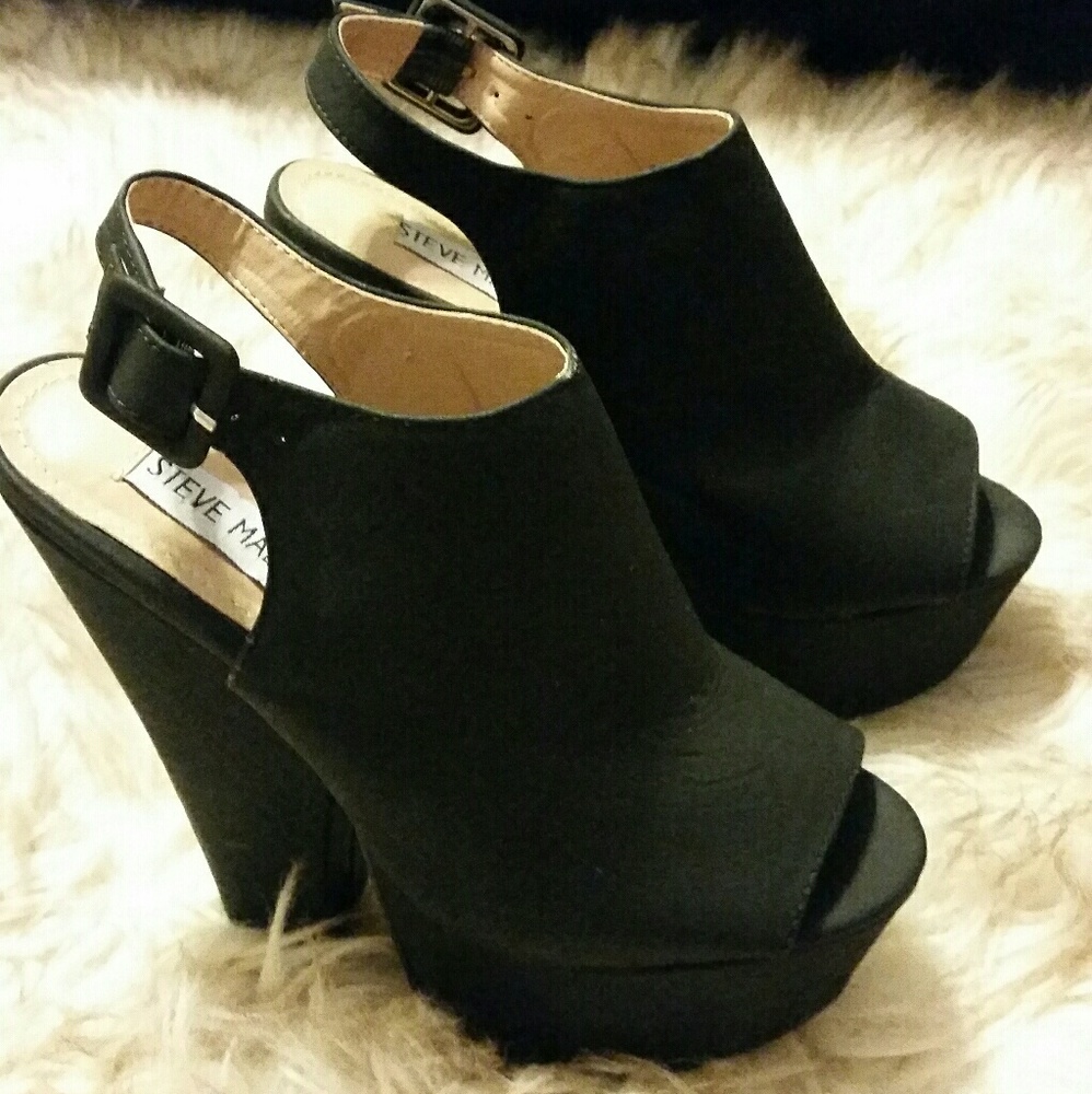 Cute Steve Madden blank heels.